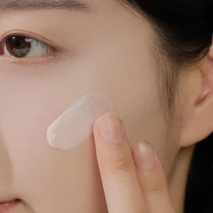 ضد آفتاب روشن کننده سنتلا Centella مدل Tone Brightening حجم 50 میل