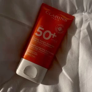 کرم ضد‌آفتاب یوث پروتکتینگ کلارنس SPF‌50 حجم 50 میل