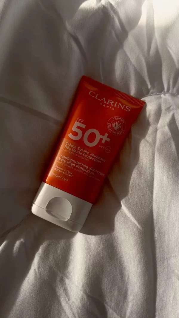 کرم ضد‌آفتاب یوث پروتکتینگ کلارنس SPF‌50 حجم 50 میل