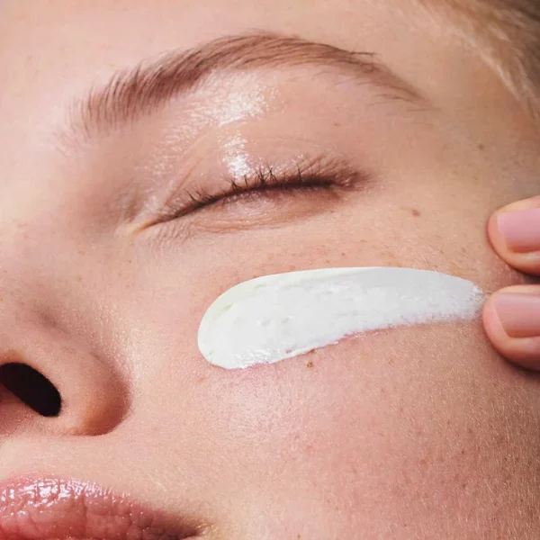 کرم ضد‌آفتاب یوث پروتکتینگ کلارنس SPF‌50 حجم 50 میل