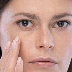 کرم روز روشن کننده و ضد لک درمدیک مدل Melumin SPF50+ حجم 50 میل