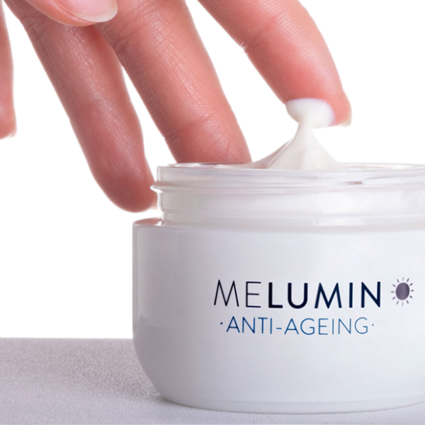 کرم روز روشن کننده و ضد لک درمدیک مدل Melumin SPF50+ حجم 50 میل