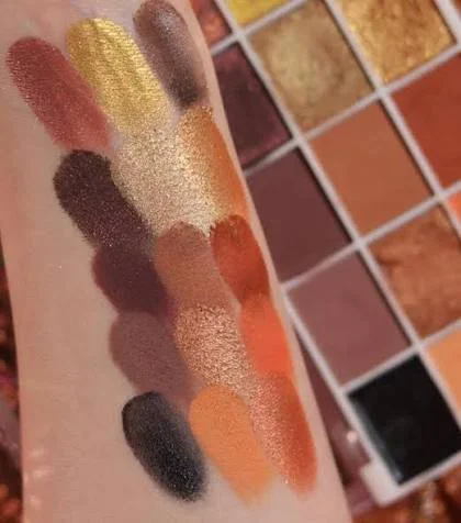 پالت سایه Enamoured تکنیک مدل Pressed Pigment رنگ حجم 30 گرم 