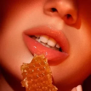 سرم‌لب Bee Venom اولاین حجم دهنده و براق کننده حجم 4.5 میلی‌لیتر 